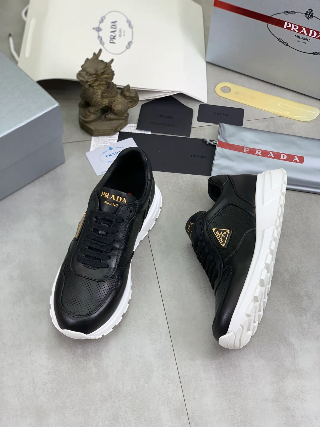 Men's shoes 💰P580💰 [New style] High version official website popular models are on the market, 🆘 Trendy brand (Prada) mainly promotes popular models, avant-garde and versatile fashion men's shoes private version mold opening, cowhide surface splicing 1:1.. Fashionable and simple, original imported cowhide lining cowhide feet; the atmosphere and personality are more fashionable, eye-catching and pursuing class. It will subvert the old idea and be a must-have for fashion trendsetters with you! Must keep it for yourself! Tall and comfortable, large and low, high-end quality workmanship. Size: 38-45; 5️⃣ colors available.